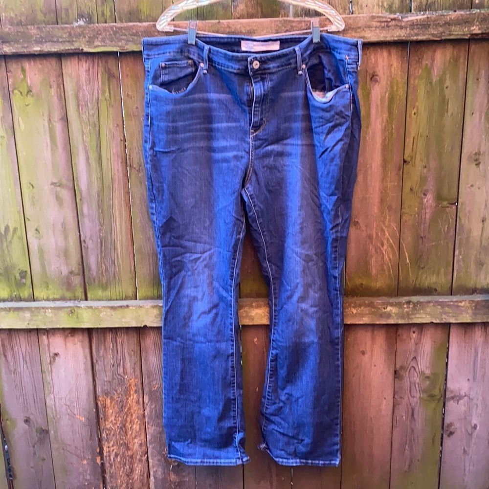 Levi mid rise boot cut jeans sz. 35 x 32